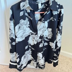 Floral Black and White Button-Up Blouse
M size
